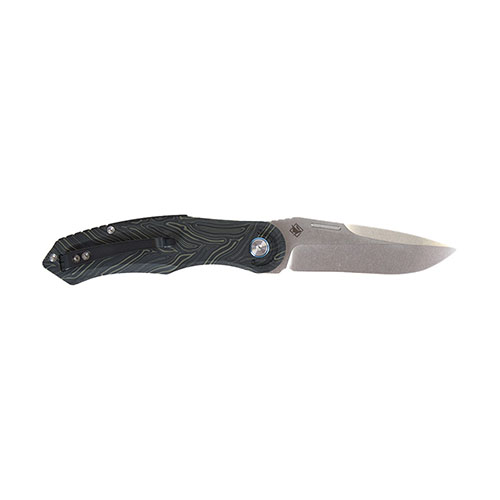 La Scout Folding Knife tiene una hoja de acero VG10 afilada y resistente, un mango G10 con diseño topográfico, y es legal para llevar en Alemania.
